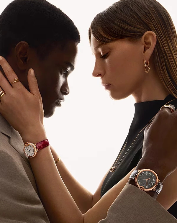 最後一項，也是我覺得「藍氣球」之所以很百搭的觀察。因為，它除了有經典的圓潤線條之外，還有一個非常加分的點就是，它整體錶殼帶一點「渾厚感」！不是那種過於纖細、只偏女性的設計，也不是陽剛到只適合男性，而是剛剛好落在一個很平衡的位置。就是這樣的中性設計，反而讓此錶款更加耐看。不管你今天是手腕細還寬，我相信都能在都能找到「藍氣球」系列中找到最合宜的尺寸，戴起來很是從容。也難怪，「藍氣球」一直都是少數可以做到男、女都駕馭，而不斷跨越時代流行的的超經典！