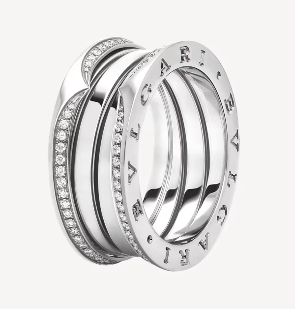 突破傳統珠寶邊界，以獨特的 Tubogas 螺旋工藝結合當代建築線條。戒緣兩側鑲嵌圓形明亮式切割鑽石，與中心寬闊的18K白金相互襯托，展現出剛柔並濟的高級質感。（商品價格約：NTD 228,200）