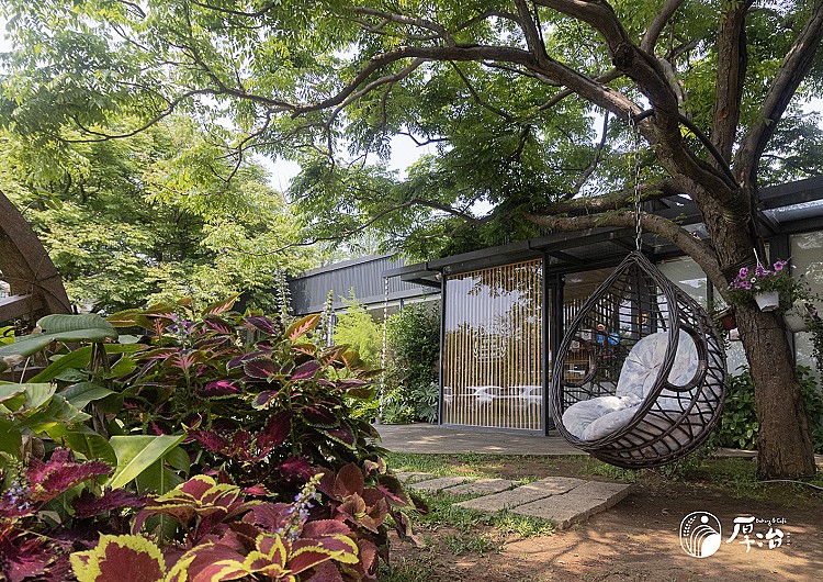 藏身於平鎮區巷弄中的「厚冶 Bakery & Cafe」，是間充滿日式森林系氛圍的烘焙咖啡館，每天到麵包出爐時間，濃濃小麥香便會瀰漫著整個空間。