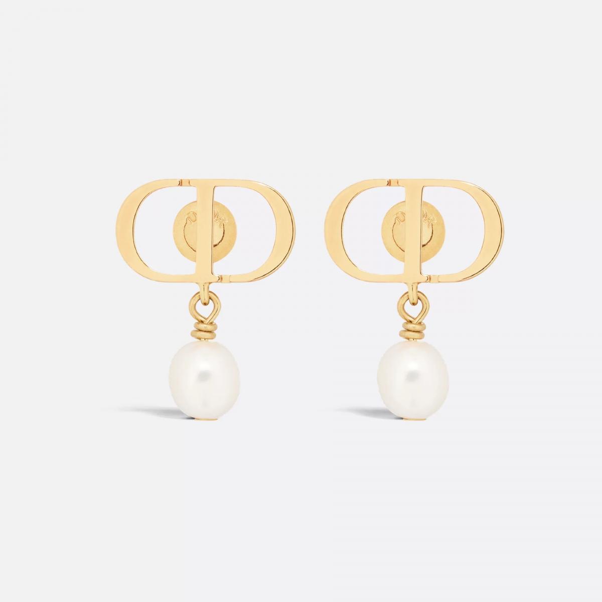 Petit CD 是 Dior 近年極受歡迎的入門系列，原因很簡單——它夠輕、夠百搭、夠日常，也足夠優雅。金色 CD 標誌框住輕盈線條，一顆白色樹脂珍珠以微晃的方式垂落耳畔，如呼吸般帶著細緻光芒。這對耳環尤其適合不喜歡太浮誇、卻又希望造型看起來「有打扮」的人。無論搭西裝外套、小黑裙，或是一般上班穿著，它都能自然融入並提升整體質感。
