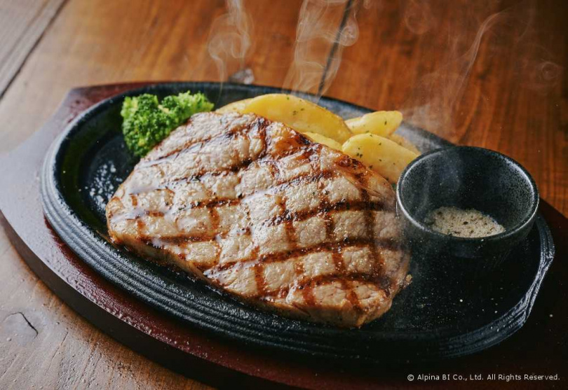 琵琶湖山谷內的「燒烤餐廳和酒吧 HALUKA」讓旅客無需移動即可在海拔1,100公尺處品嚐頂級和牛。（圖／琵琶湖山谷）