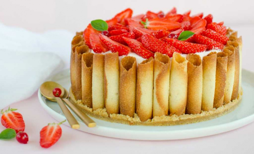 甜點控必吃的層酥蛋捲創意蛋糕，蛋糕本體外，繞一圈的的蛋捲，吃起來口感豐富，帶給大家多重的味蕾體驗，今年過年就買這個蛋糕回家開趴慶祝吧！  