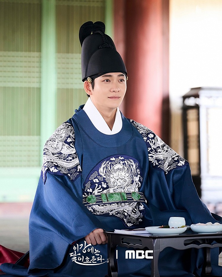 姜泰伍在 2022 年與朴恩斌搭檔演出的《非常律師禹英禑》大放異彩，晉升成為炙手可熱的大勢男演員，而在《非常律師禹英禑》播畢後，他也進入兩年的軍白旗，退伍後終於帶著《月亮在江邊流淌》回歸，他提到：「距離上次拍古裝已經很久了，其實還滿擔心的，所以重新看了自己在《朝鮮浪漫喜劇—綠豆傳》劇時的表現，重新調整語氣與節奏進行準備。」