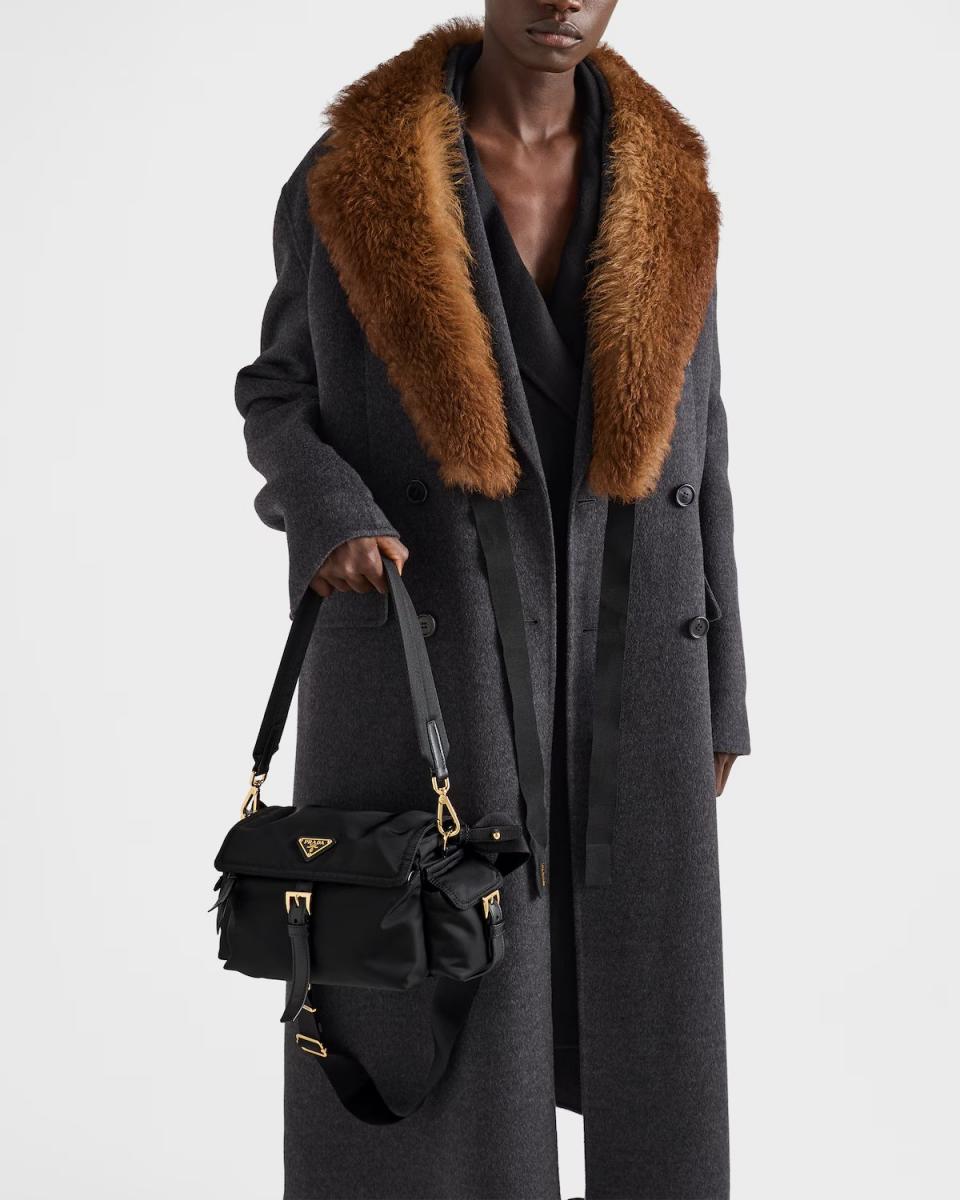 Prada 尼龍包最初在 1980 年代推出時，就以前衛用料顛覆了奢侈品對「高級」的定義，而近年隨著極簡風與機能風回歸，它更成為明星與時尚圈寵兒。