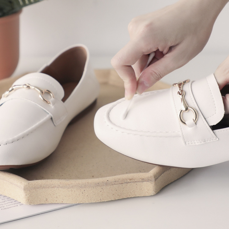區塊性清潔小白鞋，避免過多清潔劑殘留-棉花棒清潔局部 超軟Q馬銜釦樂福鞋