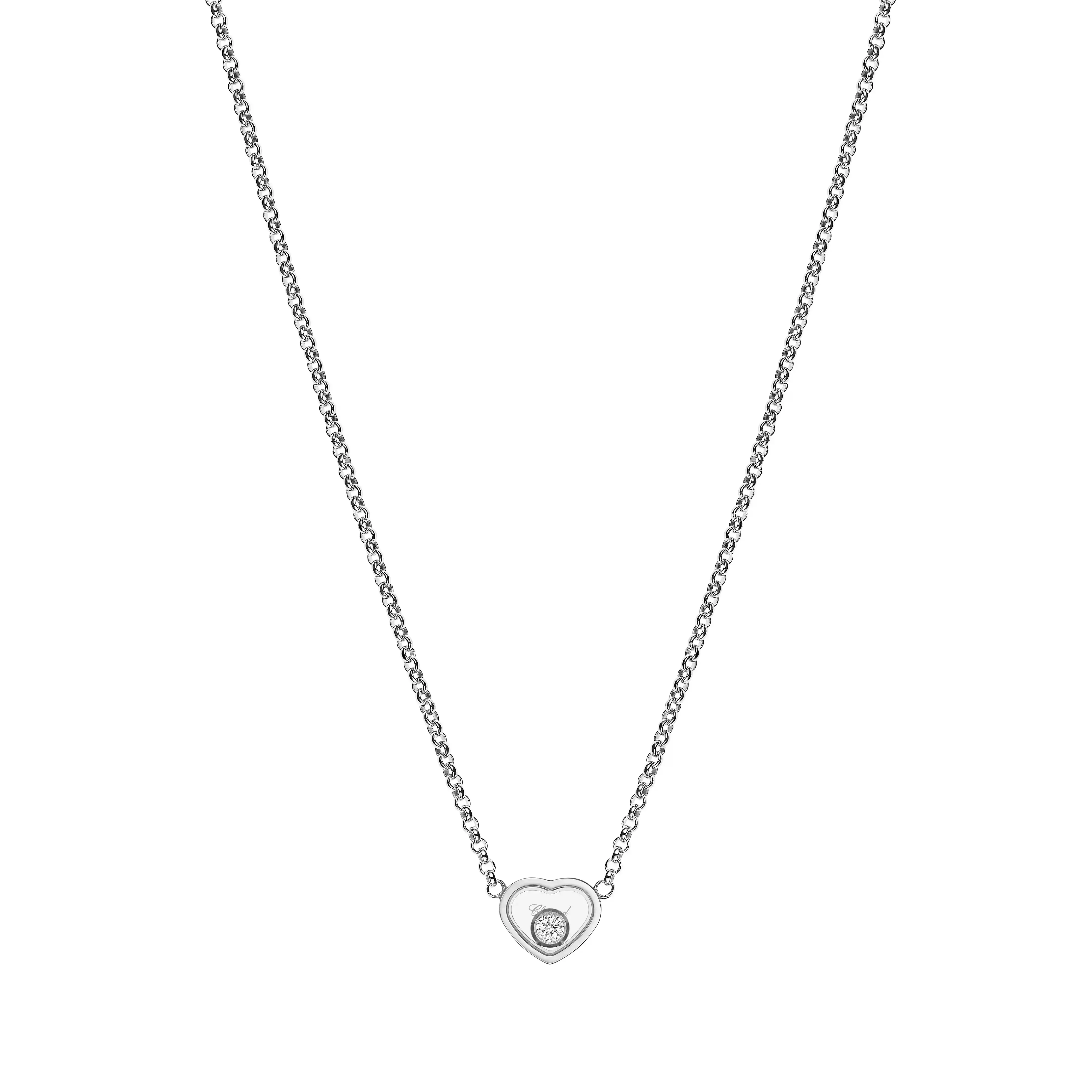 Chopard 的 My Happy Hearts 系列延續品牌經典 Happy Diamonds 概念，將心形元素轉化為輕盈而細膩的珠寶語言。這款項鍊以符合倫理標準的18K白金打造，中央鑲嵌一顆可滑動的鑽石，小巧心形輪廓看起來簡潔俐落，卻在細節中展現精緻工藝。品牌長期以心形圖案作為幸福象徵，My Happy Hearts 系列便是將這個符號重新演繹為更日常的佩戴形式。項鍊比例輕巧，適合單獨佩戴，也能與其他細鍊疊搭，呈現層次感。對於偏好低調珠寶的人來說，這款設計既保留鑽石的光芒，也維持簡約輪廓，是入門精品項鍊中相當優雅的一款。