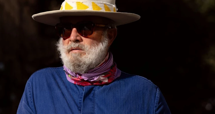 此次合作對象—Robert Rabensteiner，被譽為男裝界最具影響力人物之一。身為知名造型師，向來以標誌性的折衷優雅與不羈風格著稱，長年在時尚領域中建立鮮明識別。本系列，他以「穿梭兩種世界的女性」為靈感意象，她既能沉浸於山林的靜謐，也能優雅現身於歷史名城的文化場合，在自然與都市之間自由切換，將截然不同的生活節奏融合為一體。