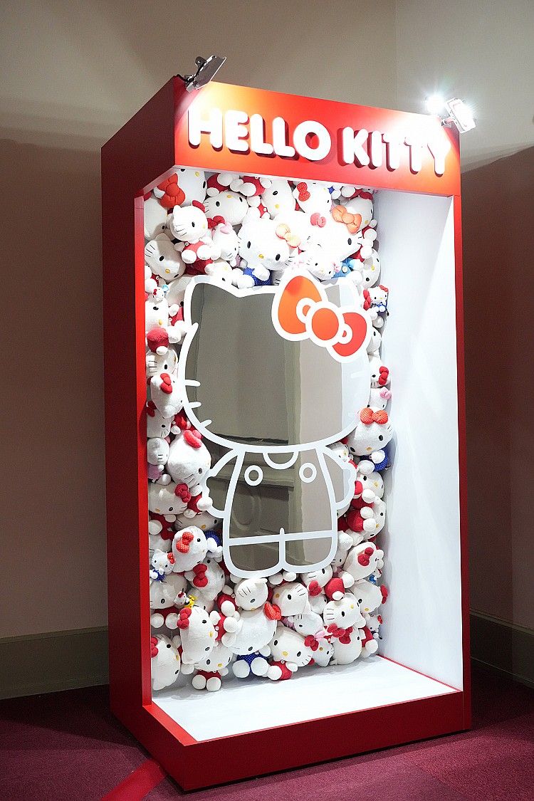 這次展覽在台北場特別新增「Hello! Style」展區，主打「Touch Hello Kitty」，採用大型螢幕與投影互動技術，讓觀眾可以與畫面中的 Kitty 進行互動。