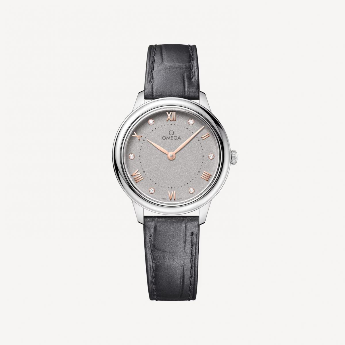 De Ville Prestige 系列，是 Omega 對「日常優雅」長年累積的實踐成果。30毫米錶徑拿捏得恰到好處，PVD Sedna™ 金色指針與鑽石時標，替銠灰色錶盤添上一層溫潤光澤。它不追求張揚存在感，卻極其耐看，像一件剪裁精準的西裝外套，不搶戲，卻在任何場合都顯得合適。石英機芯帶來高度實用性，長達48個月的電池壽命，也讓日常配戴少了一分顧慮。這是一只為生活節奏而設計的名錶，而非只為櫥窗而存在的展示品。