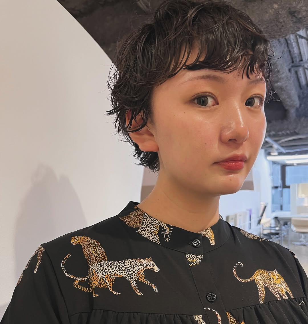 2025短髮造型推薦12：萊斯利捲短髮