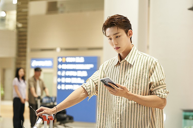 除了兩位主演外，在《弱美男英雄》系列影集中有亮眼表現的裴奈拏飾演的百貨公司常務白尚賢、憑藉 Netflix 戀綜《單身即地獄 2》中一砲而紅的申瑟琪將飾演醫師兼金宇宙的青梅竹馬尹珍敬、曾出演《名校的階梯》的徐范俊則飾演柳美里的渣男未婚夫金宇柱。