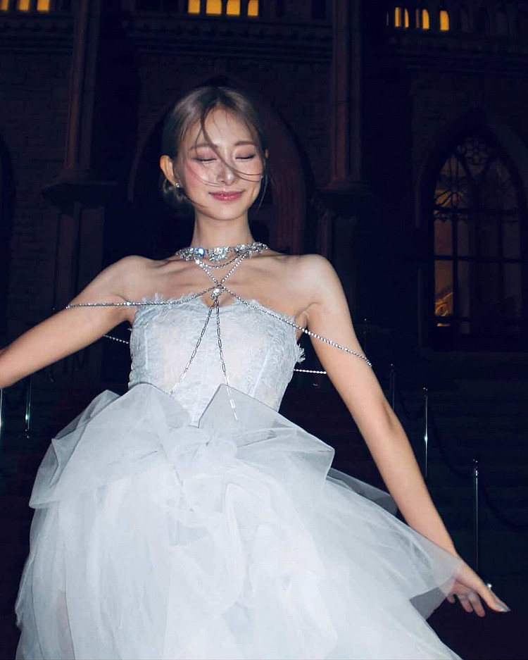 今年適逢 TWICE 出道 10 週年，她們也浩浩蕩蕩地在全球舉辦「THIS IS FOR」巡迴演唱會，這一次，周子瑜不再是那個懵懂又無助的小女孩，而是帶著十年的汗水與淚水首次回家開唱，將用歌聲與舞蹈告訴我們，原來從台南到世界的距離，只差一個不放棄的夢想。