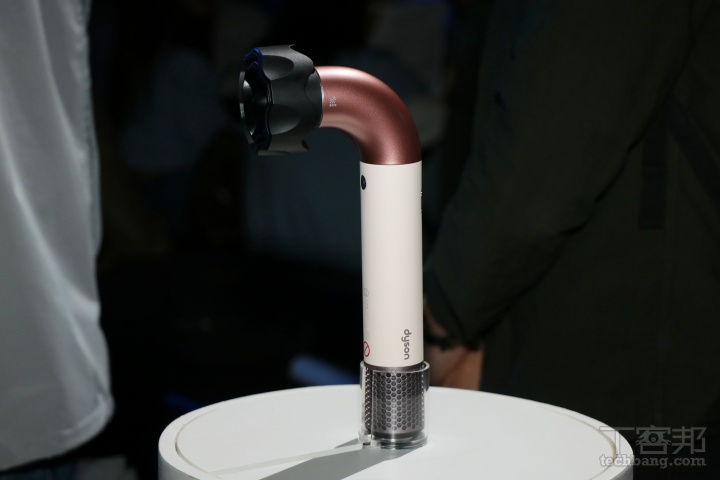 Dyson 最小、最快、最輕造型吹風機 Supersonic r 登台！首款美髮造型品 Dyson Chitosan 同步開賣