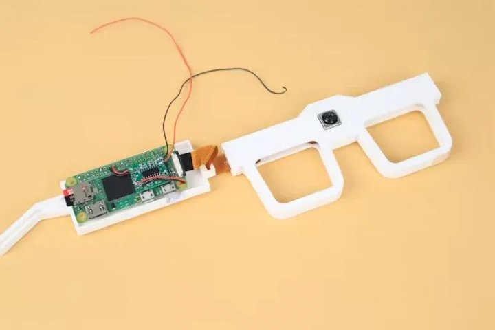 網友利用樹莓派加上 AI 模型，打造出可以翻譯手語的智慧眼鏡