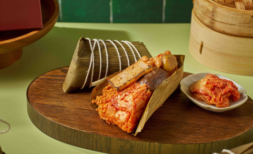 「韓式炙燒辛奇粽」帶來少見的辛香韓式風味粽，「YACHE韓式粽禮」售價700元。（圖／養心餐飲集團提供）