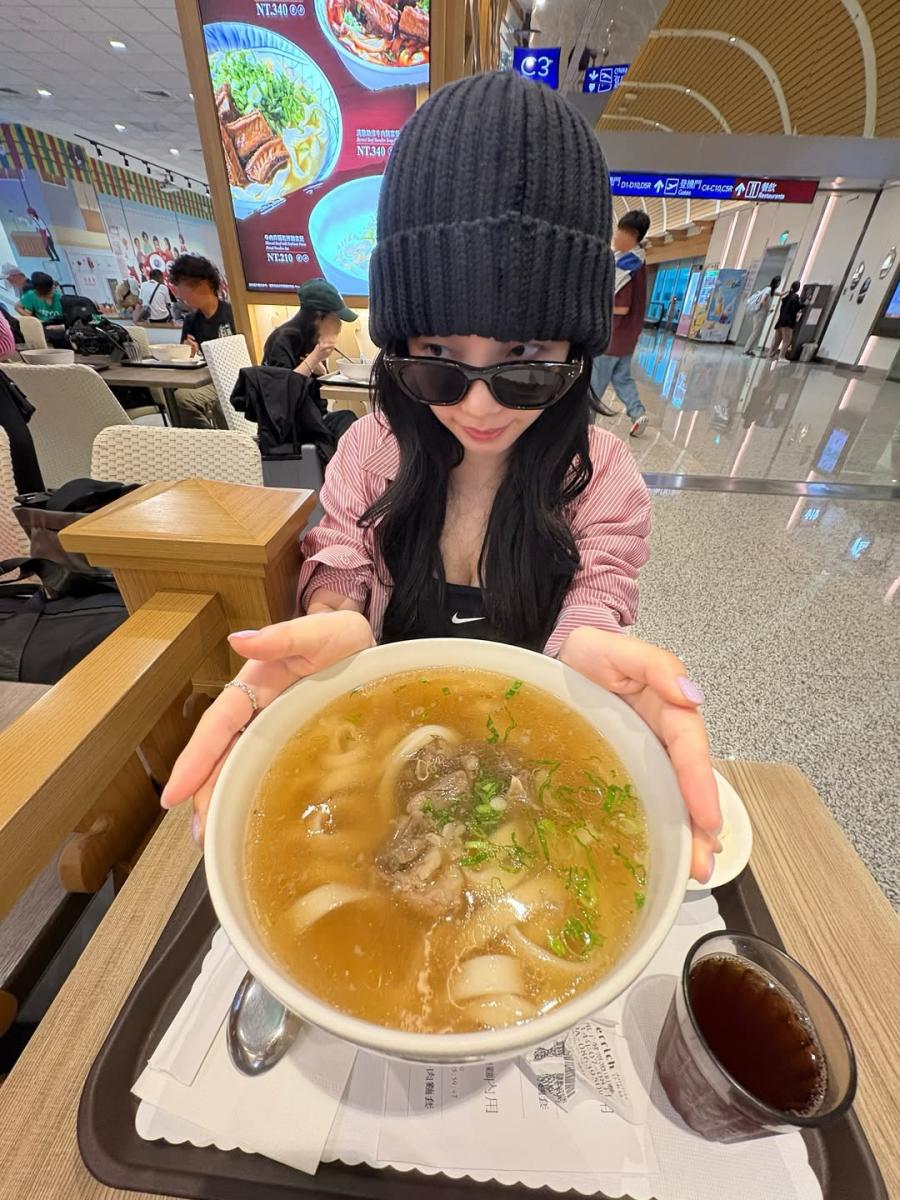 Karina 因私人行程提前返韓，途中在桃園機場第二航廈轉機時，驚喜於 Instagram 分享了一張享用清燉牛肉麵的照片，立刻在粉絲間引起熱議。
