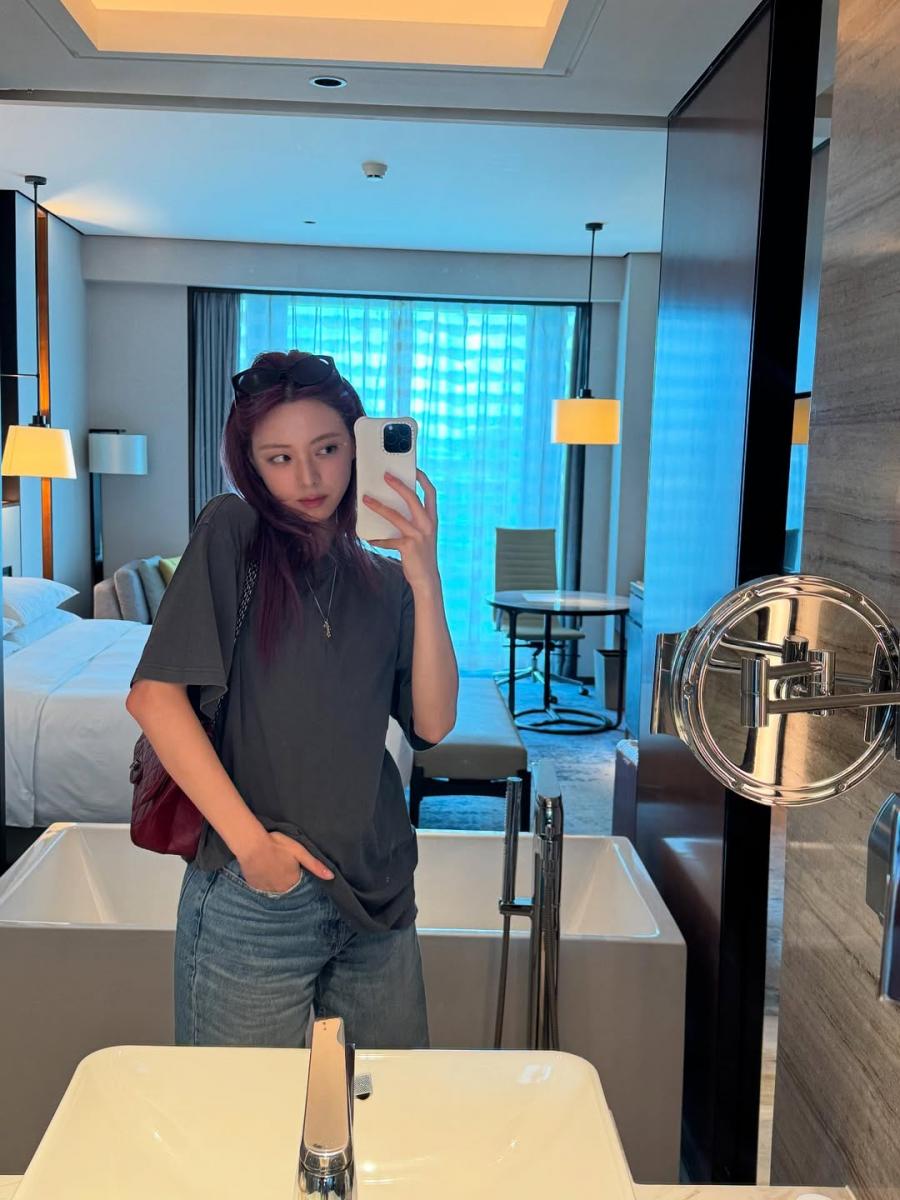 翻開過去多套造型中，不難發現申有娜其實也是「小香粉」，她多款 Chanel 包款穿搭中，最常出現的便是「2.55」這個經典包款！