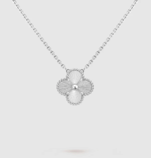 在白金表面刻劃出細緻的放射狀線條，這使得項鍊在不需任何寶石鑲嵌的情況下，只要輕微晃動就能折射出如太陽光芒般的耀眼火彩。比起其它款式，這款多了一份理性與現代的藝術氣息，是收藏家眼中工藝水準極高的珍品。
