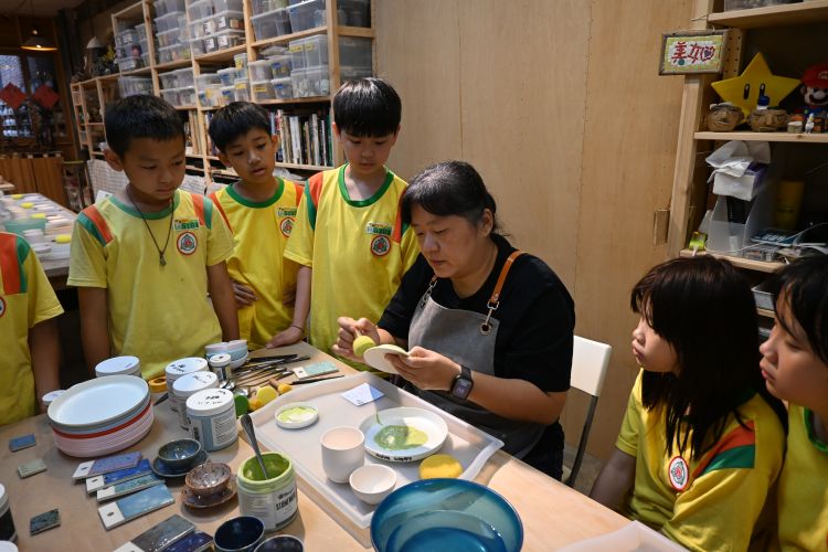同時持續推動「窯場導師進校園」計畫，8組陶藝品牌走入4所小學，從課程設計、進班教學到作品在市集展售，讓孩子以雙手捏出家鄉連結，從小認識並喜愛鶯歌的陶藝文化。