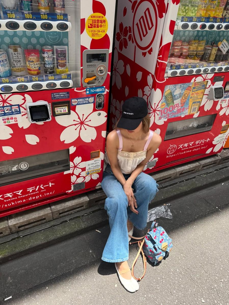 Lisa穿搭親自示範身穿Chrome Hearts背心搭配牛仔喇叭褲、芭蕾平底鞋，手上就是這一顆Venice牛仔包