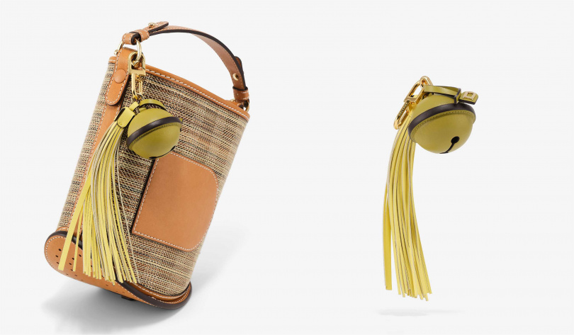Pin Mini Bucket Strap Cavale 茶色、Horsebell Charms雪酪黃（圖／品牌提供）