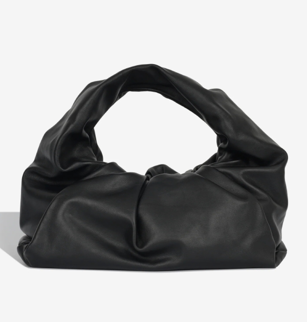 Bottega Veneta這一「The Shoulder Pouch」雲朵托特包系列雖然已逐漸停產，但在二手市場上依舊炙手可熱，始終有不少時尚愛好者在尋覓它的身影。