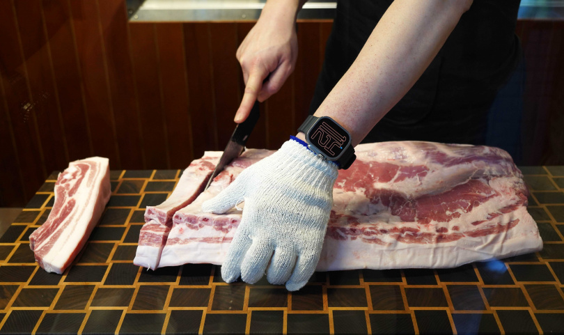 在一樓可透過玻璃看到專人現切肉品。（圖／魏妤靜攝）