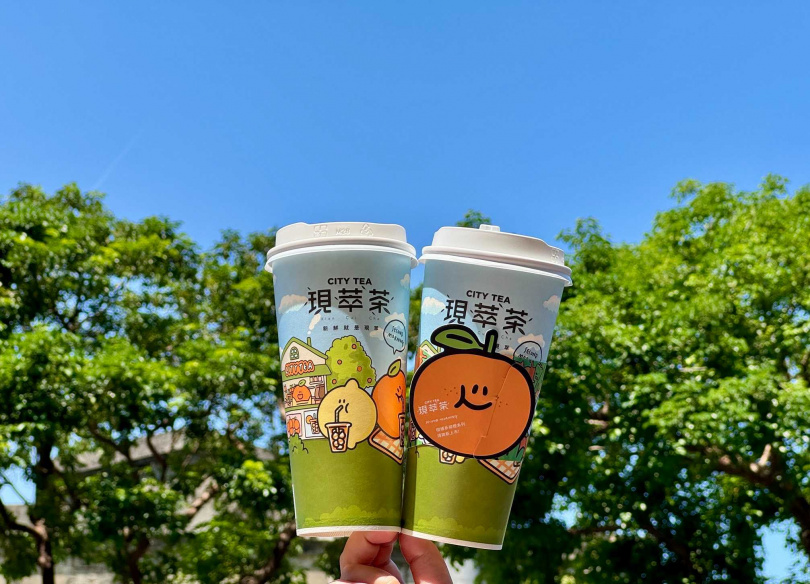 主打年輕族群的CITY TEA現萃茶更首度與韓國文青IP「Second Morning」合作，以清新簡單線條畫風搭配水果季主題推出主題杯身、防水杯套！