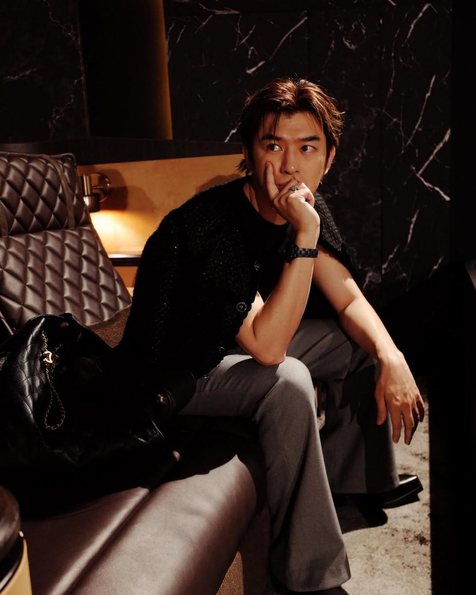 品牌大使陳柏霖，身穿斜紋軟呢外套，搭配黑色25包。