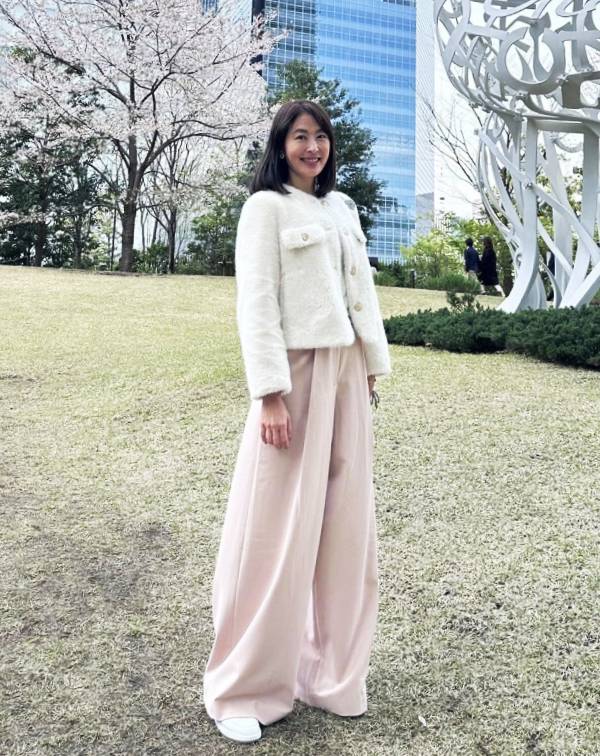 這種「短外套＋寬版落地褲」的組合，不僅巧妙遮掩下半身線條，更在俐落與慵懶間取得完美平衡，展現出既知性又減齡的鬆弛美感。