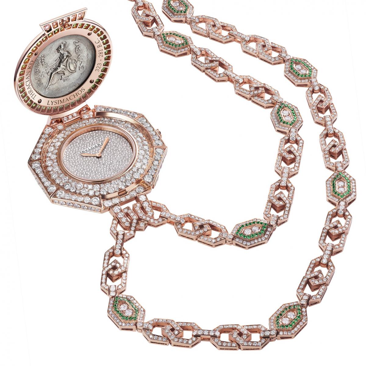 寶格麗一向擅長以歷史訴說當代，而 Monete 系列便是將古幣化為永恆的象徵。這款頂級長鍊腕錶以玫瑰金錶殼鑲嵌真正的古幣，彷彿將千年故事懸於胸口。90公分的長鍊宛如皇后的權杖，串連祖母綠與33克拉以上的鑽石，光彩奪目卻蘊含古典的深度。