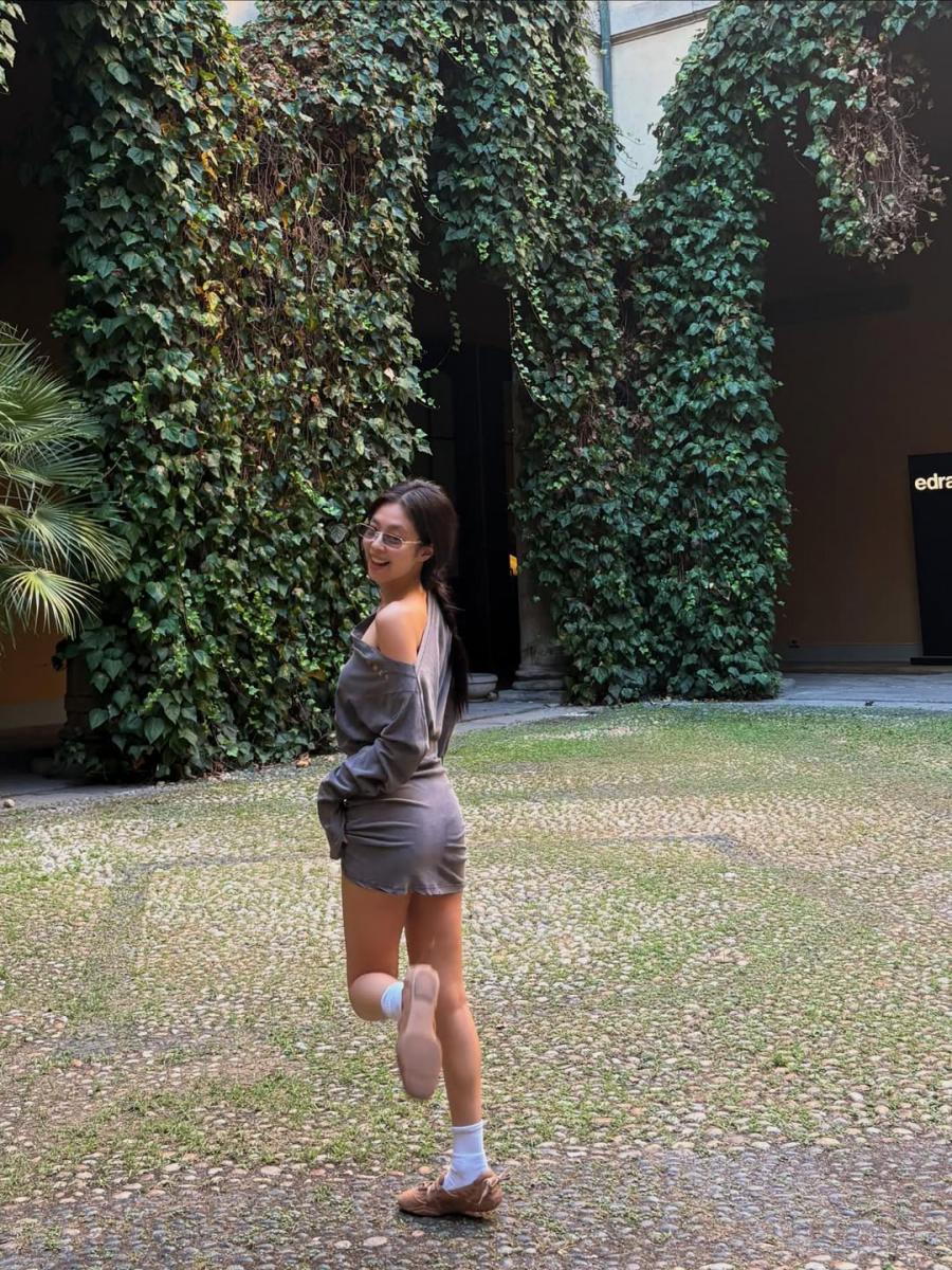 Jennie 在個人 instagram 上發布了一則貼文，她以一件灰色的斜肩連身洋裝，展現青春的氣息，而在這套穿中，最受粉絲們討論的便是他叫上踩的那雙薄底鞋，這雙鞋來自 Acne Studios 本季新品