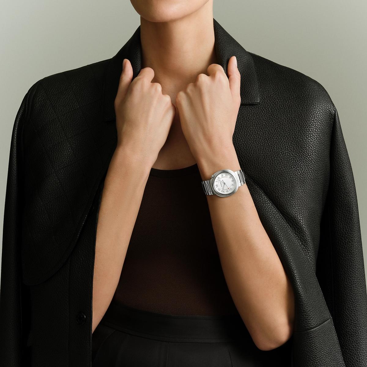 大錶徑腕錶最迷人的舞台，就是極簡風格的服裝。白襯衫的俐落、針織衫的貼合線條，或是一身黑色套裝的留白，都是它最好的襯托。