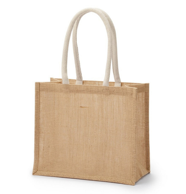 咱們「Man姐」佘詩曼，其實並不是非得一線精品不可。就連居家感滿滿的 Muji 無印良品麻質購物袋，也能駕馭自如，可見她真的能把任何風格穿出大女主氣場，名副其實的時尚女王！