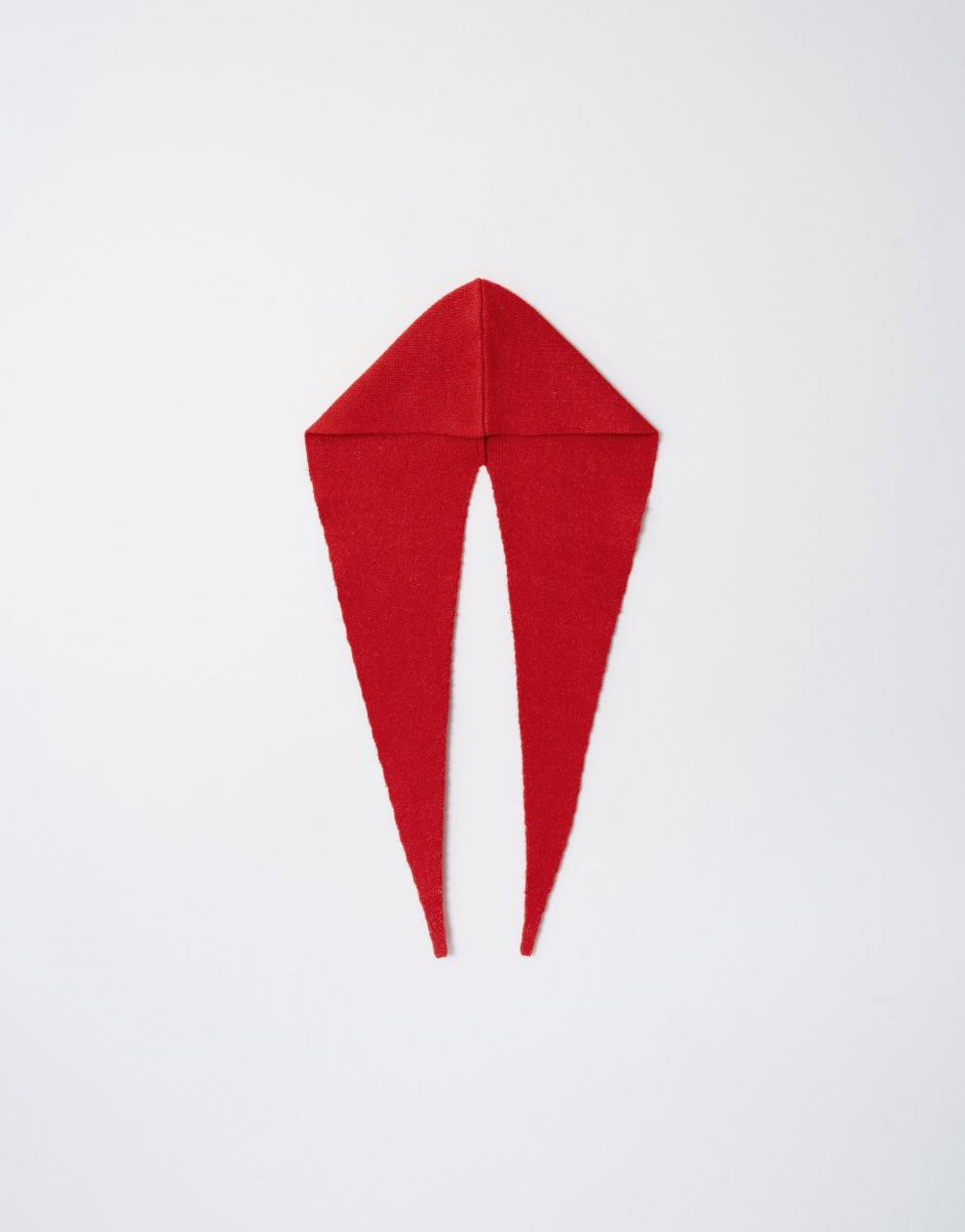 Pazzo 的磨毛感針織連帽圍巾，主打舒適與日常實穿。版型不過於誇張，能自然融入多數冬季造型。磨毛處理讓面料觸感柔軟，貼近肌膚時不易產生刺激感。材質中加入少量羊毛與彈性纖維，使圍巾在保暖之餘仍保有彈性。連帽設計為整體增加層次感，無論搭配長版大衣或短外套，都能形成自然過渡。這款圍巾適合偏好低調造型，但希望在細節中帶出新年氣氛的人。