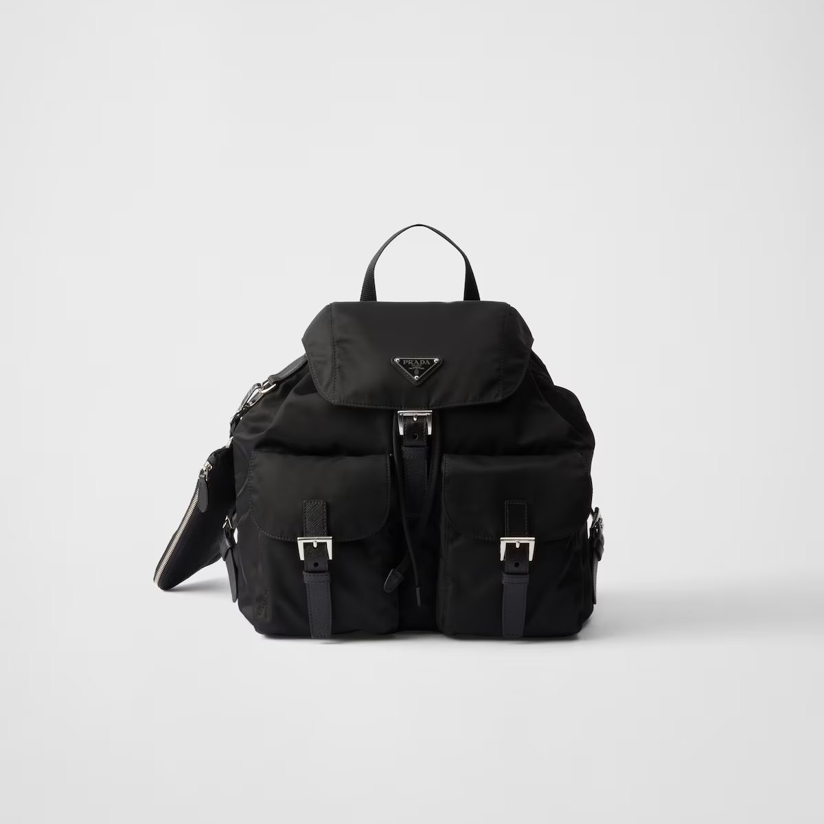 尼龍後背包一直是 Prada 眾多包款中的當家花旦，輕盈、好收納的特性，常常被視為是旅遊首選。