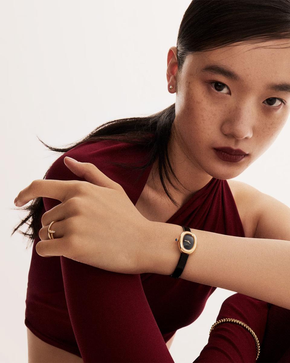 Baignoire 的名字源自法語「浴缸」，靈感可追溯至1912年的橢圓形設計，1958年演化為 Ovale Cintré，並於1973年正式命名為 Baignoire。