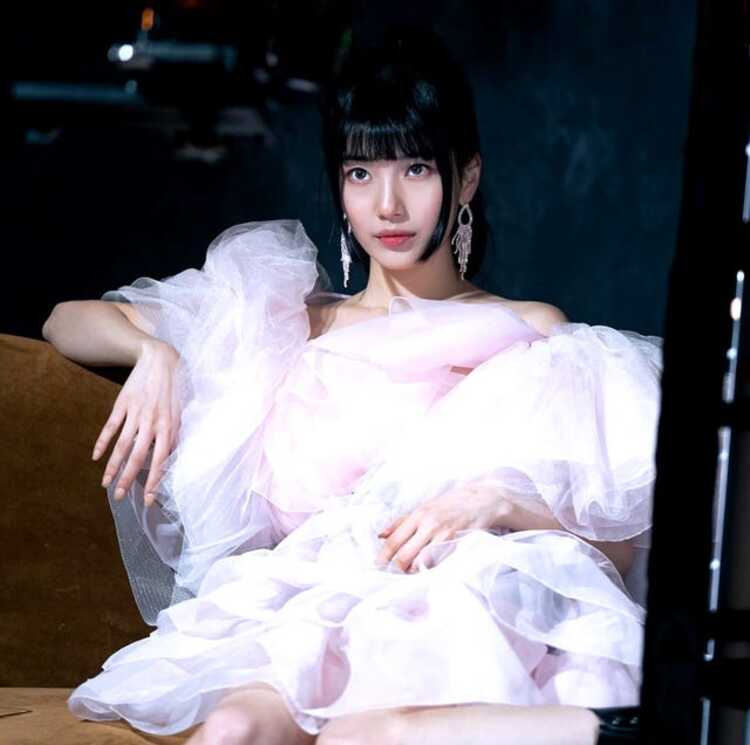 全能女神秀智這次在《許願吧，精靈》則飾演一個極端的女子「佳盈」，不只生活自律且內心封閉，可以說幾乎不輕易展露情感，將如何演繹截然不同的新戲路讓人期待。