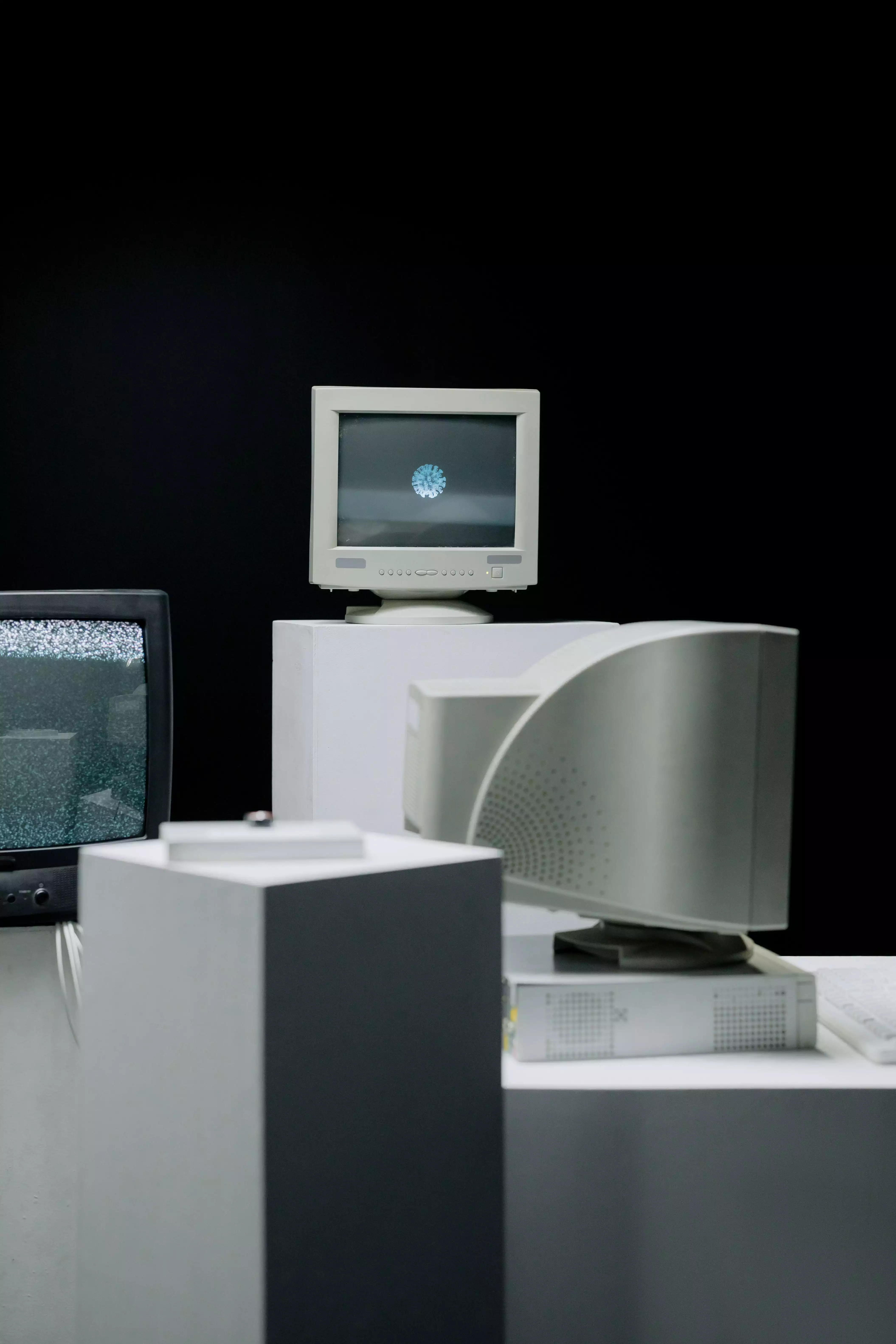 所謂「職場渣男」並非戲謔用語，而是一種失衡的管理結構。當權力集中在上，責任卻層層往下分散；當口號說得漂亮，制度卻跟不上，最先承受壓力的通常是第一線員工。辨識這些特徵，不是為了情緒宣洩或替誰貼標籤，而是幫助自己在職涯路上更清楚界線與底線。職場本質上也是一種長期關係，若缺乏尊重與透明，再多願景都難以維繫。真正能走得長遠的合作，從來都建立在公平與信任之上。