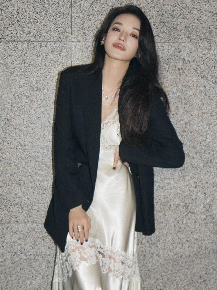 舒淇日前現身第30屆釜山國際影展 Netflix 原創影集《回魂計》全球首映，以一襲黑色西裝外套及蕾絲綢緞洋裝，搭配 TASAKI 的 danger horn plus diamonds pave 珍珠項鍊與 comet plus 珍珠項鍊，優雅中帶點叛逆，驚艷全場。