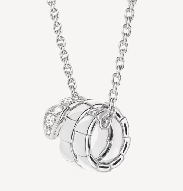 揮別繁複，以白K金的冷冽光澤演繹靈蛇的幾何美學。蛇頭點綴的鑽石在頸間閃耀，展現出一種內斂卻充滿力量的摩登姿態。（商品價格約：NTD 192,000）