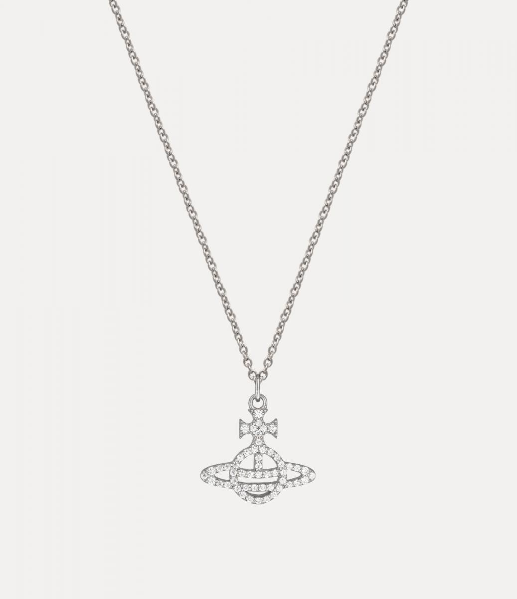 這條土星項鍊，運用更為簡約的線條設計，並搭配上水鑽的點綴，讓整體保持容易上手的搭配性外，又不失去吸睛的效果。