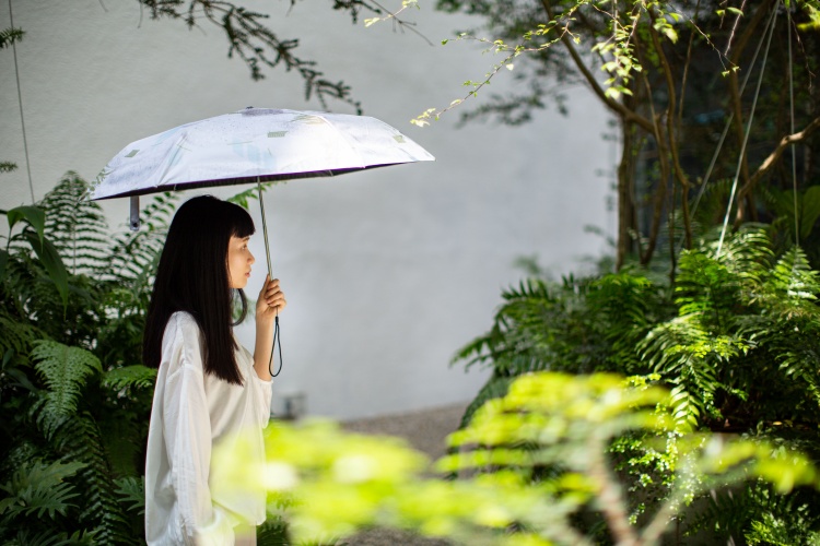 「藏一隅」設計系列將北美館建築元素、窗框、光影與館內景觀等意象，化為晴雨傘與手帕圖樣。