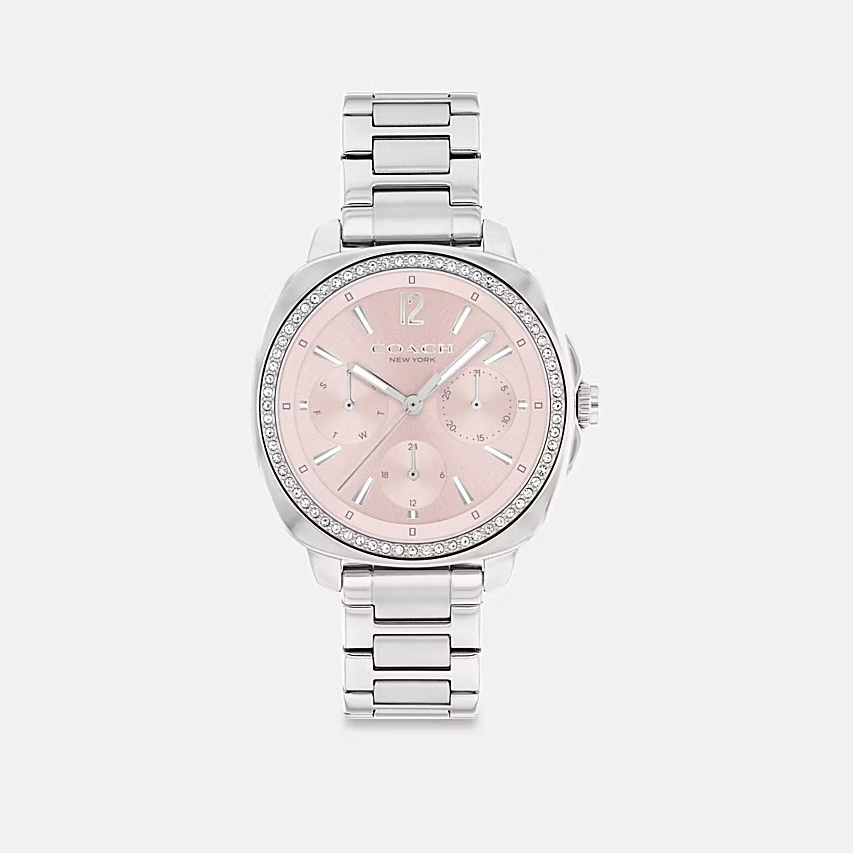 Coach 的 Kitt 腕錶以柔粉色錶盤搭配不鏽鋼錶帶，展現品牌標誌性的都會甜美。三眼計時功能結合日光紋錶盤細節，增添層次與實用性；拋光錶圈與鑲晶錶冠則為整體注入奢華氣息。
