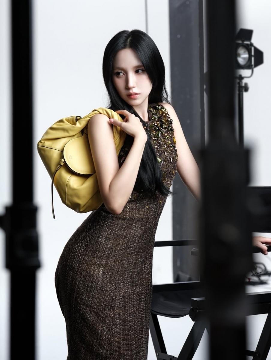Twice 成員 Mina 身背的這款包，是源自於 2007 年 Fendi 所推出的「Spy」，在本季品牌設計師以更為柔和的線條重譯，其可愛的外型，準備跟 Peekaboo 對戰誰才是 Fendi 的秒殺冠軍。