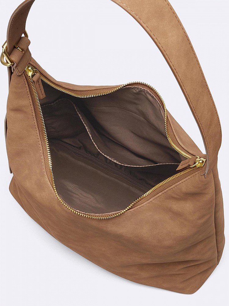 包款寬底設計讓收納空間更為實用，採用雙向開啟拉鍊，不僅能輕鬆放入A4 文件、13吋筆電等上班族、學生族必備品