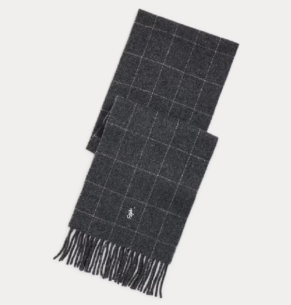 當提到Ralph Lauren，人們腦海中總會浮現經典的美式風格與從容優雅的生活態度。品牌以高辨識度的Polo小馬標誌，將常春藤學院風、馬球運動精神與低調奢華的休閒美學融為一體，形塑出歷久彌新的設計語言。