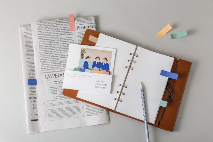 北美館推出「典藏標記 – 女性身影系列」，擷取館內三幅具代表性的女性題材典藏畫作：陳進的《悠閒》、林之助的《小閒》與丁雄泉的《彩墨-43》，將畫中配色轉換為色票標籤貼。