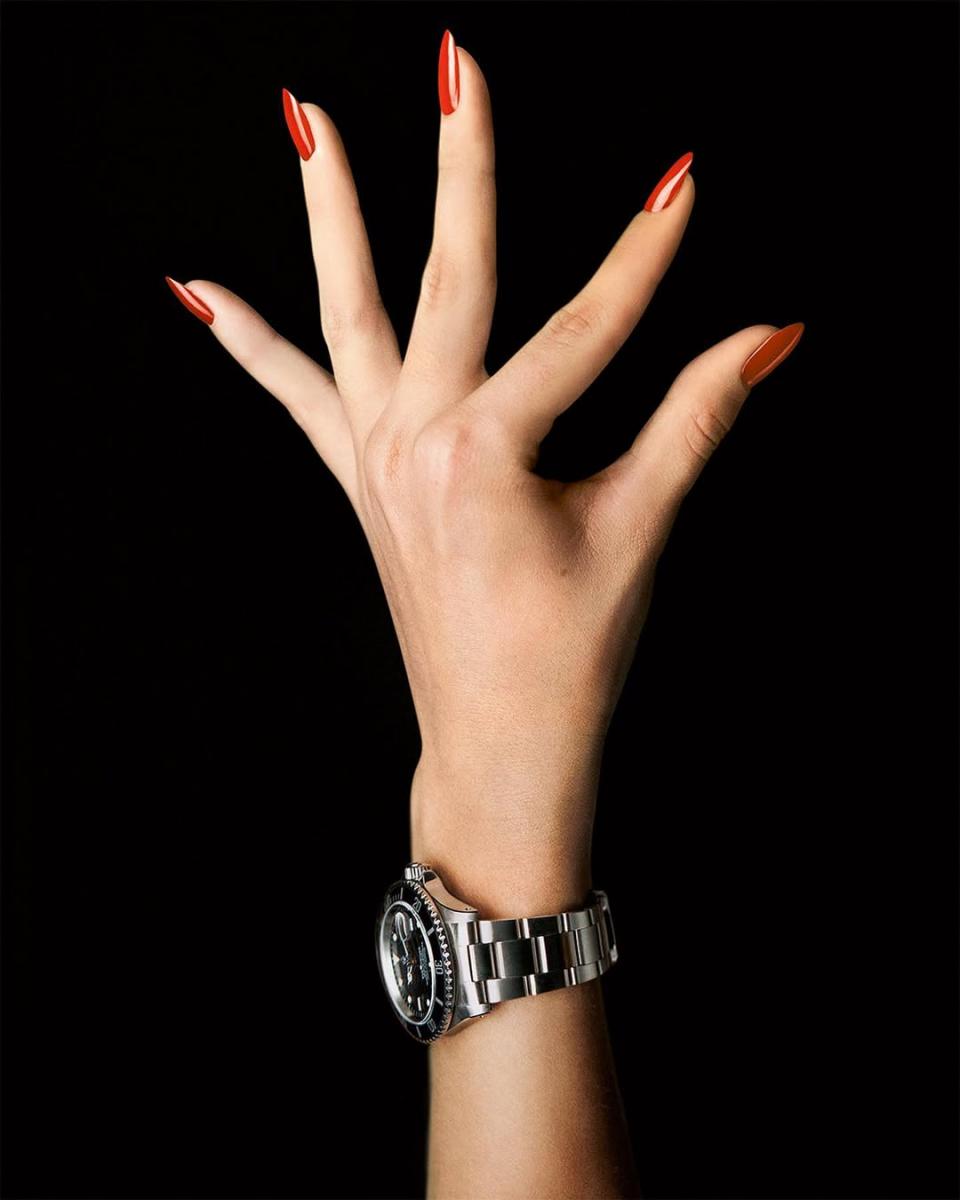 對許多輕熟女來說，水鬼不只是配件，更是一項精準的資產配置。Submariner 本身因產量有限就具備稀缺性，而其中最受追捧的「綠水鬼」（Ref. 126610LV）更是常年一錶難求，行情亦穩定維持於高點。原因除了辨識度高的綠色陶瓷圈，更在於它承載了勞力士的品牌象徵：獨特、經典、難以取代。市場上二手回收價格同樣亮眼，即便多年後轉手，仍保有相當高的價值。這對40+女性而言意味著什麼？一只好錶不僅提升氣質，也能成為「流動資產」。更不用說，從詹姆斯卡麥隆（James Cameron）到無數收藏家都為水鬼背書，它已經不只是腕錶，而是一個文化符號——擁有水鬼，就像擁有了一枚永不退潮的高級入場券。