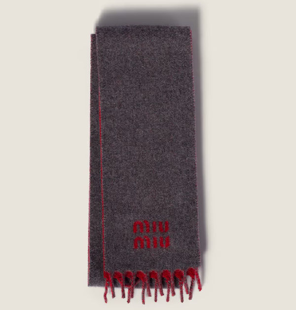 這款豐軟的Miu Miu羊絨圍巾是冬季造型的必備配飾，採用灰色與紅色撞色設計，重新演繹極簡風格，突顯標誌性品牌標誌。